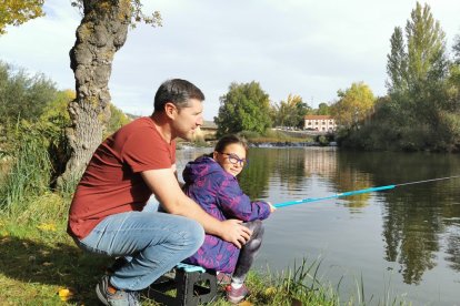 Los más jóvenes aprenden y disfrutan de la pesca