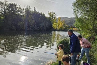 Los más jóvenes aprenden y disfrutan de la pesca