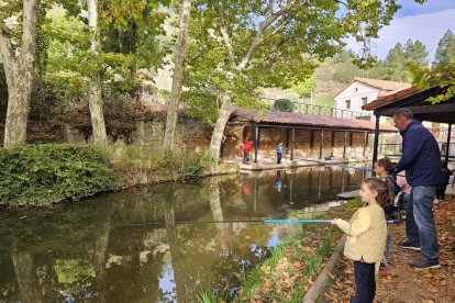 Los más jóvenes aprenden y disfrutan de la pesca