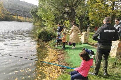 Los más jóvenes aprenden y disfrutan de la pesca