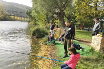 Los más jóvenes aprenden y disfrutan de la pesca