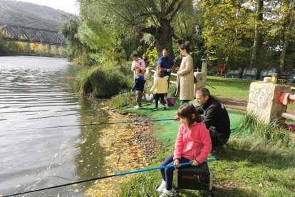 Los más jóvenes aprenden y disfrutan de la pesca