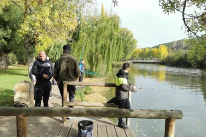 Los más jóvenes aprenden y disfrutan de la pesca