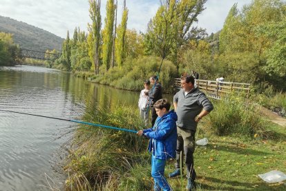 Los más jóvenes aprenden y disfrutan de la pesca