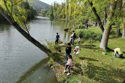 Los más jóvenes aprenden y disfrutan de la pesca