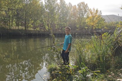 Los más jóvenes aprenden y disfrutan de la pesca