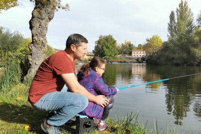 Los más jóvenes aprenden y disfrutan de la pesca