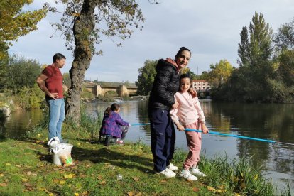 Los más jóvenes aprenden y disfrutan de la pesca