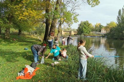 Los más jóvenes aprenden y disfrutan de la pesca