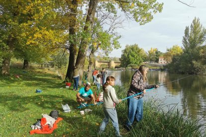 Los más jóvenes aprenden y disfrutan de la pesca