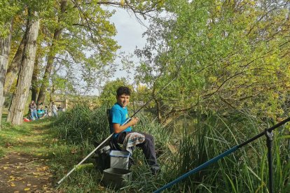 Los más jóvenes aprenden y disfrutan de la pesca