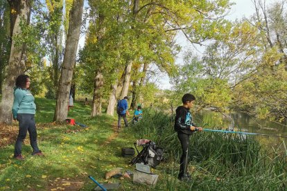 Los más jóvenes aprenden y disfrutan de la pesca