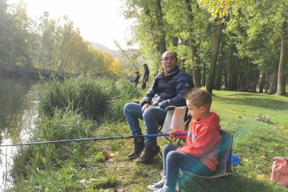 Los más jóvenes aprenden y disfrutan de la pesca