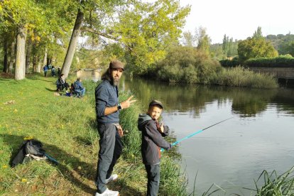 Los más jóvenes aprenden y disfrutan de la pesca