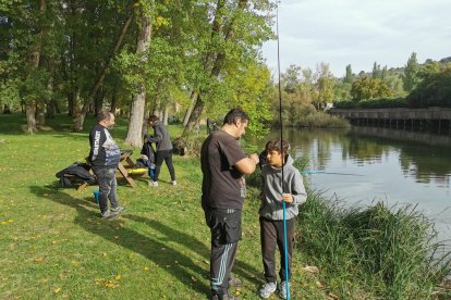 Los más jóvenes aprenden y disfrutan de la pesca