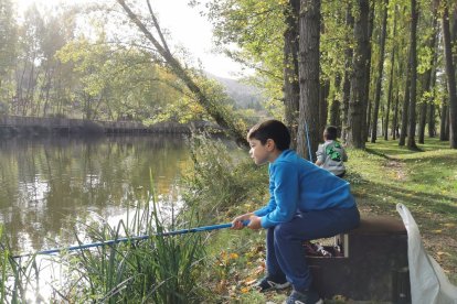 Los más jóvenes aprenden y disfrutan de la pesca