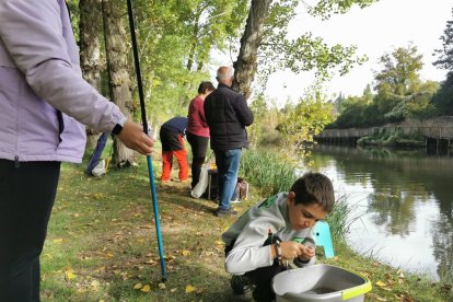 Los más jóvenes aprenden y disfrutan de la pesca