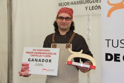 Carlos Hernández revalida el 'título' de la mejor hamburguesa.