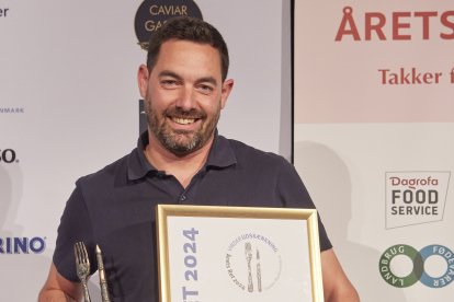 Alberto Segade con su premio a Mejor Sumiller del Año en Dinamarca.