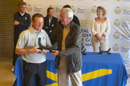 José Luis Pascual recibiendo el premio.