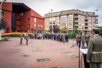 Acto conmemorativo en la plaza del Centro Cívico Bécquer.