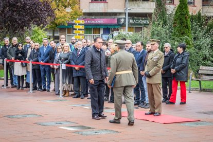 Acto conmemorativo en la plaza del Centro Cívico Bécquer.