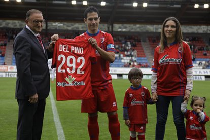 Adíos de Del Pino como futbolista junto con el ex presidente Francisco Rubio.