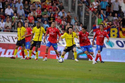 Del Pino en una jugada con Leo Messi en el partido ante el Barça en Los Pajaritos en agosto de 2008.