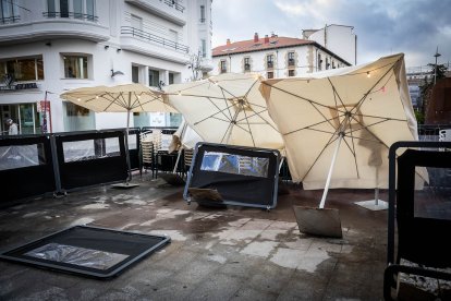 Una terraza arrasada por el viento en pleno centro de Soria esta mañana.