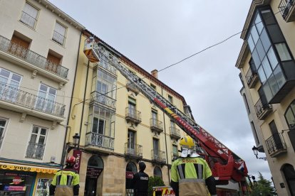 Los bomberos de Soria intervienen ante la caída de vidrios desde un balcón.