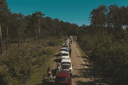 La reunión de 'Soria en Seiscientos' 2024 reunió a más de medio centenar de SEAT 600 para recorrer la provincia a través de algunos enclaves únicos. Las imágenes quedaron en la retina de conductores y aficionados y, ahora, también se pueden disfrutar a vista de pájaro. En este vídeo realizado por Rural Drone durante la reciente edición se puede disfrutar de Pinar Grande, el embalse de la Cuerda del Pozo, el mirador de la Galiana sobre el Cañón del Río Lobos... y de muchos SEAT 600 en un estado envidiable.<br />