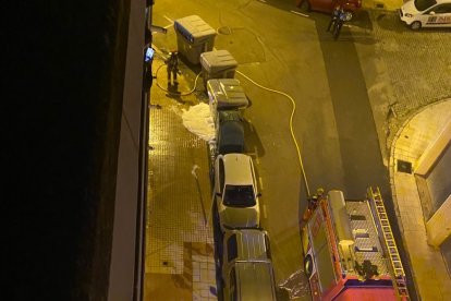 Intervención de los bomberos de Soria en el incendio de un contenedor.