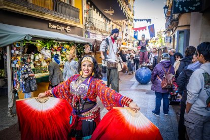 Talleres, demostraciones, teatro de calle y espectáculos animan la ciudad.