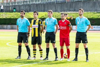 El colegiado Álex Rivas poco antes del inicio del un partido.