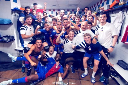 Los jugadores del Langreo celebran una de las victorias de esta temporada.