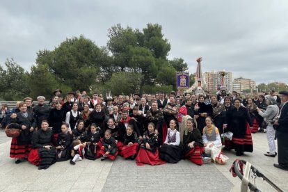 Participantes de la Casa de Soria en Zaragoza en la Ofrenda de Frutos a la Virgen del Pilar.