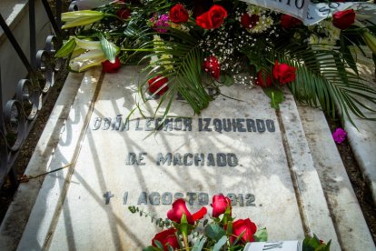 Tumba de Leonor Izquierdo, esposa de Antonio Machado, en el cementerio de Soria.