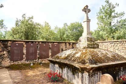 Cementerio del pueblo de La Muedra, anegado por las aguas de un embalse.