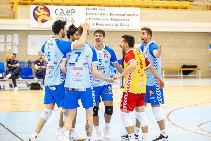 Los jugadores del C.V. Grupo Herce celebran uno de los puntos conseguidos el pasado domingo ante el C.V. Pamesa Teruel.