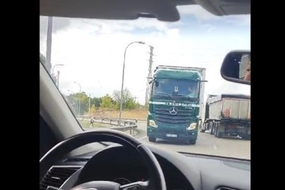 La rotonda del Caballo Blanco de Soria es uno de los puntos clave en el tráfico de la ciudad al regular las principales salidas de la misma. Escenario de numerosos accidentes de tráfico, esta vez no hubo suceso pero sí un buen susto. Un gran trailer se coló en sentido contrario por el carril interior, obligando a otros camiones y a varios coches a apartarse para evitar el choque entre vehículos.