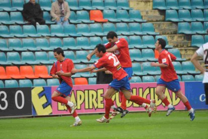 Mario y sus compañeros celebrando el gol en el Helmántico.