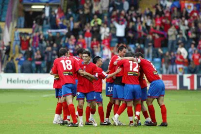 Los jugadores del Numancia en el césped del Helmántico hace 16 años.