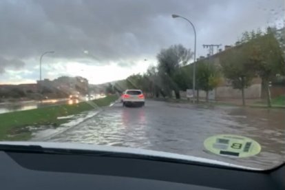 Las lluvias de este miércoles han vuelto a anegar el polígono industrial Las Casas de Soria. Como se aprecia en el vídeo, se han formado algunas balsas de agua de bastante profundidad en zonas como el Bosque Infantil, donde los coches pasaban levantando gran cantidad de agua de los charcos. En esta ocasión ha caído tanto en forma de lluvia 'normal' como de tormenta. El observatorio de la Agencia Estatal de Meteorología, ubicado a pocos metros, recogía a las 19.00 horas un acumulado de 26 litros por metro cuadrado a lo largo de la jornada.