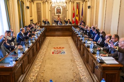 Votando en el pleno la adhesión a la Fundación Vicente Marín.