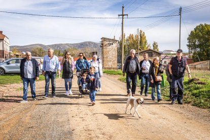 Ganado y actividades tradicionales en una agradable mañana