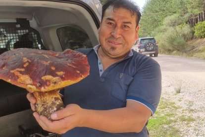 Ademar con su ejemplar de boletus pinicola.