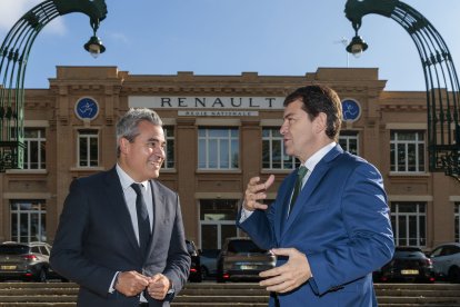 Alfonso Fernández Mañueco junto a Josep María Recasens, director general de Renault España y director País Iberia del grupo.