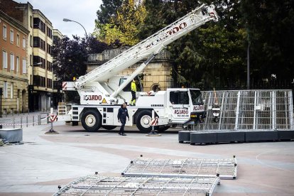 Operarios trabajando esta mañana en el montaje del árbol navideño.