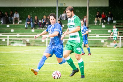 Un jugador del Calasanz y otro del San José durante un duelo provincial de esta temporada.