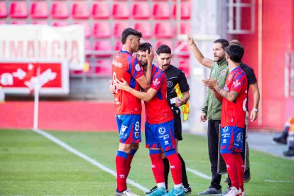 Cristian Delgado en el partido que se lesionaba ante el Pontevedra en el momento de entrar al terreno de juego en sustitución de Alain Ribeiro.